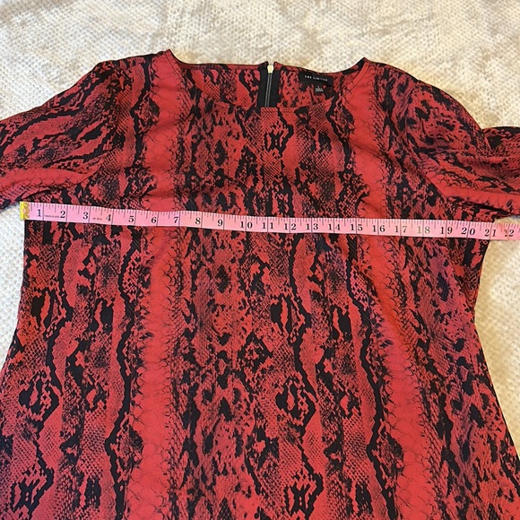 ❤️The Limited❤️Red and black snake print blouse, size L. - Picture 6 of 8